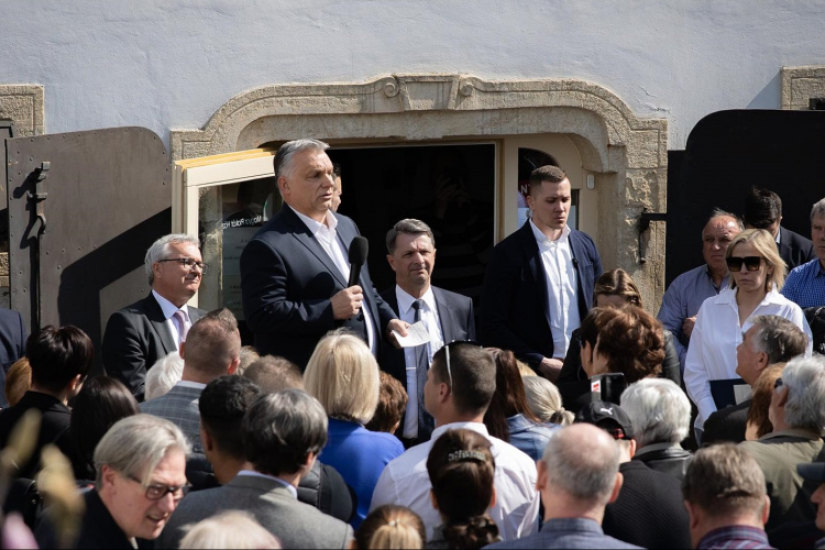 Orbán: Magyarország úgy jár el, ahogy erkölcsileg kell