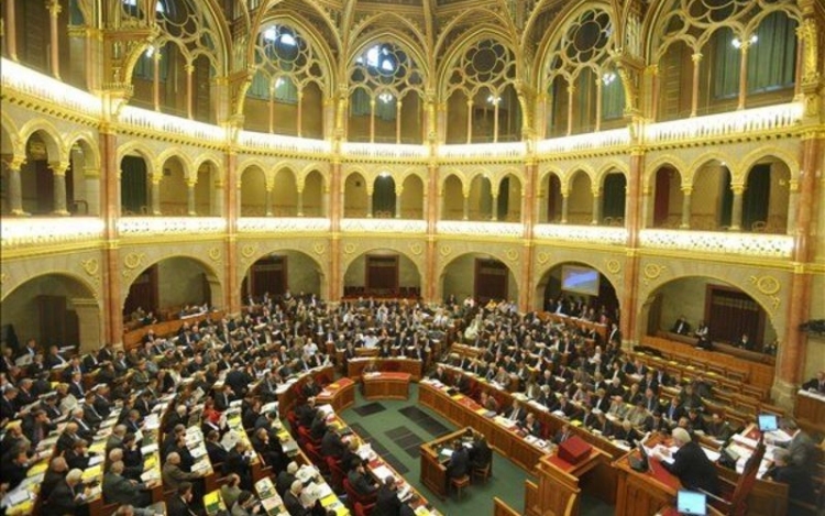 Ombudsmant választ a parlament 